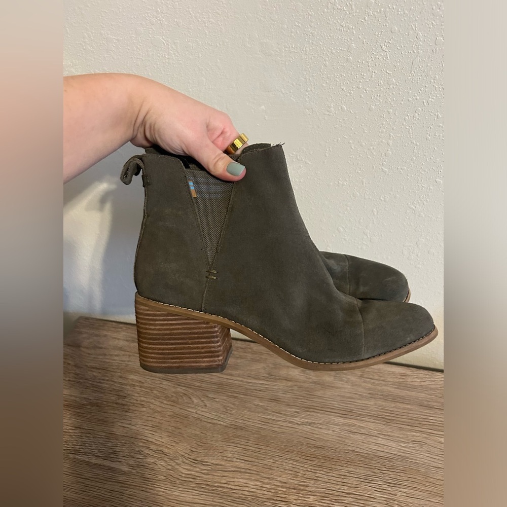 Toms Esme Tarmac Olive Suede Boots size 10